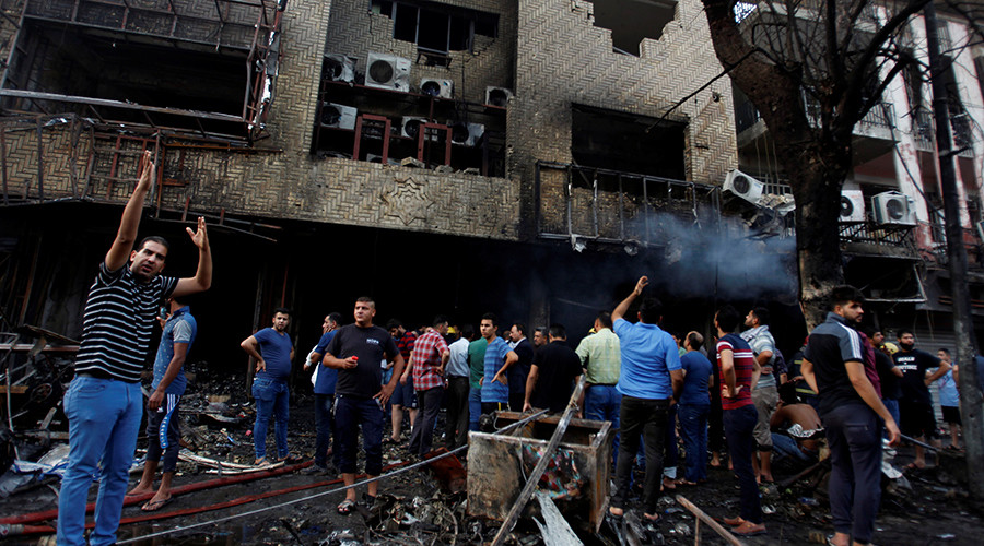 People gather at the site of a suicide car bomb in the Karrada shopping area, in Baghdad, Iraq July 3, 2016 © Khalid al Mousily