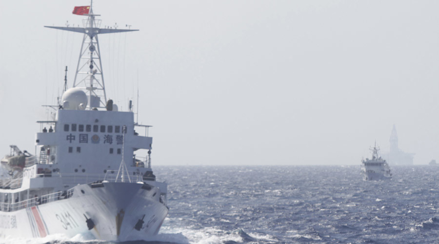 Ships of Chinese Coast Guard are seen near Chinese oil rig Haiyang Shi You 981 in the South China Sea © Reuters