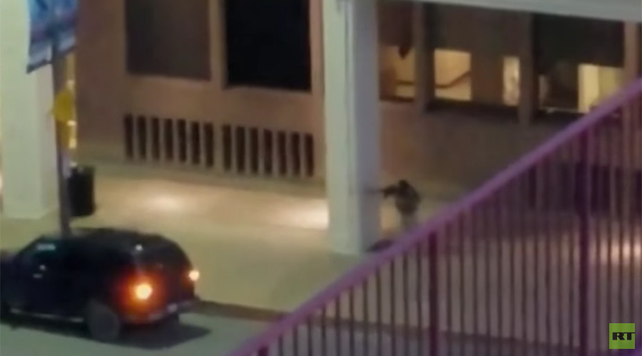 Dallas suspect with rifle engaging in firefight with policeman (GRAPHIC VIDEO)