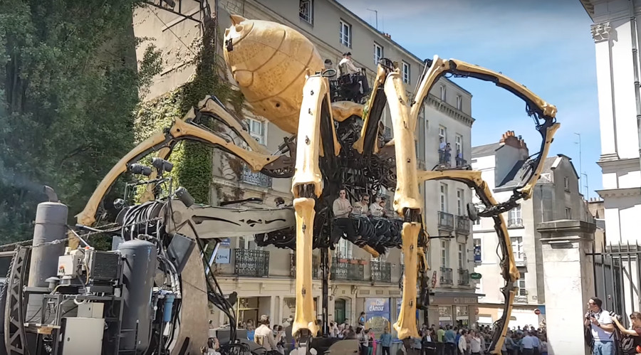38-ton spider draws large crowds in France (VIDEO)