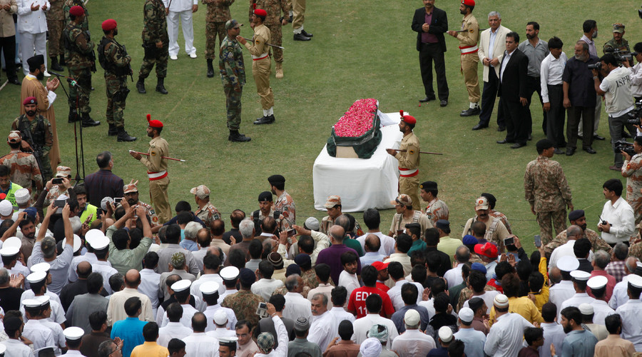 Gravely inappropriate: Pakistani journalist reports on Edhi death from 6ft under