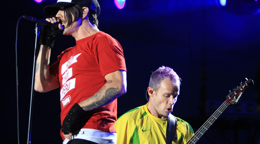 Fans with a twist: Belarus customs ask RHCP to sign… Metallica CDs