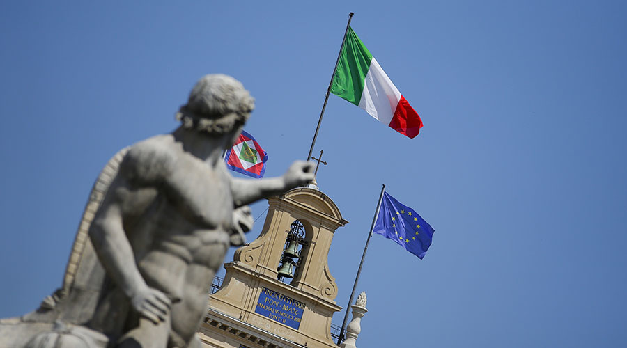The Italian national flag flutters atop of the Quirinale presidential palace in Rome. © Max Rossi