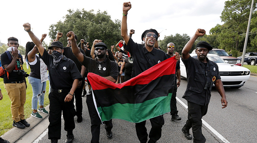 Demonstrators, wearing the insignia of the New Black Panthers Party, protest the shooting death of Alton Sterling near the headquarters of the Baton Rouge Police Department in Baton Rouge, Louisiana, U.S. July 9, 2016 © Jonathan Bachman