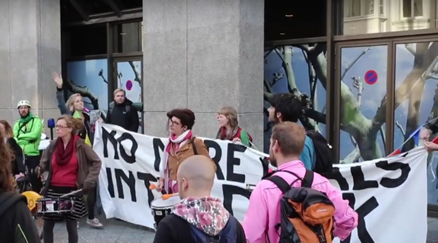 40 arrested in Brussels after protesters attack TTIP negotiators – with confetti (VIDEO)