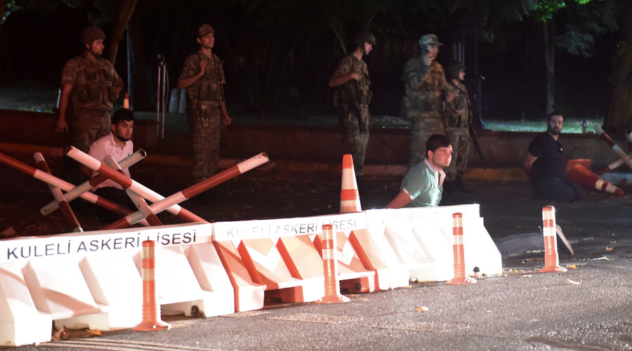 Turkish security officers detainunknown individuals on the side of the road on July 15, 2016 in Istanbul, during a security shutdown of the Bosphorus Bridge. © Bulent Kilic