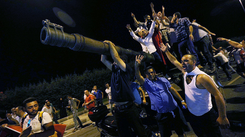 People stand on a Turkish army tank at Ataturk airport in Istanbul, Turkey July 16, 2016 © Huseyin Aldemir