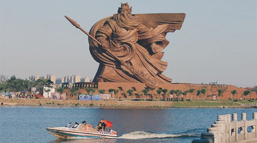 Mammoth blade-wielding ‘God of War’ statue unveiled in China (PHOTOS, POLL)