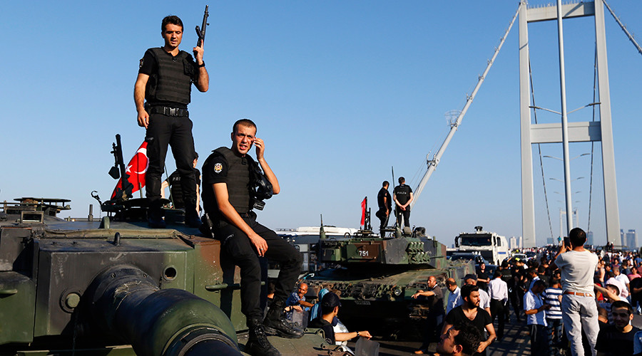 رجال الشرطة تقف فوق عربة مدرعة عسكرية بعد استسلمت القوات المشاركة في الانقلاب على جسر البوسفور في اسطنبول، تركيا 16 يوليو 2016 © مراد سيزر