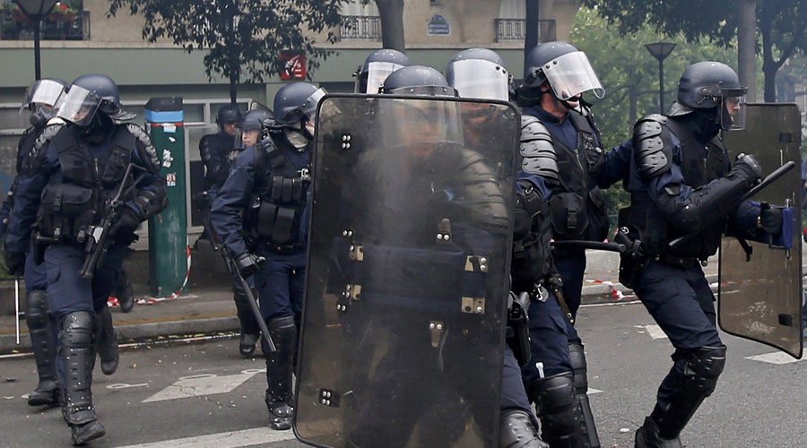 Police & youths clash in Paris suburbs after death of 24yo man