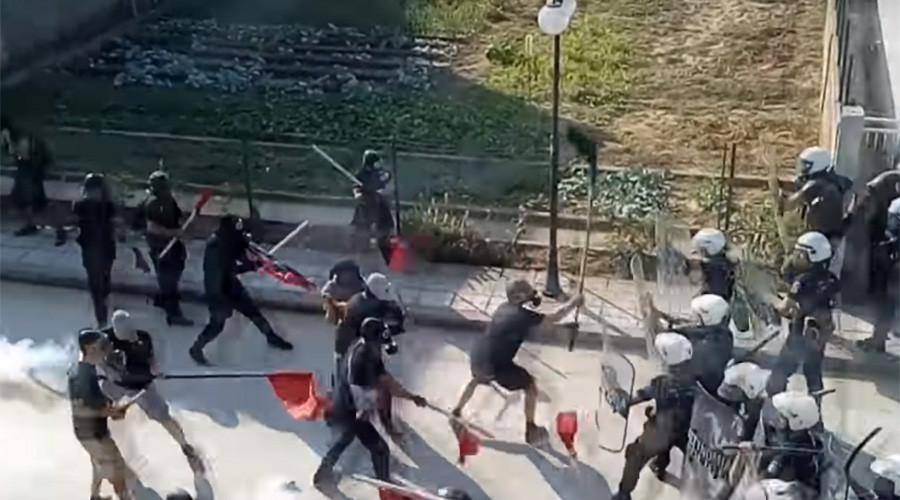 ‘Open the border!’ Pro-refugee group tries to breach Greek-Turkish border cordon (VIDEO)