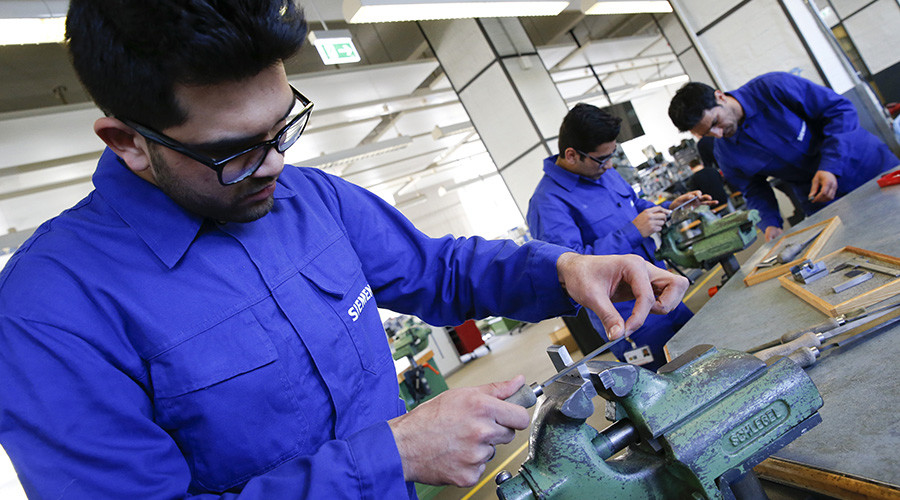 German military trains 100 refugees in civilian jobs to help rebuild Syria