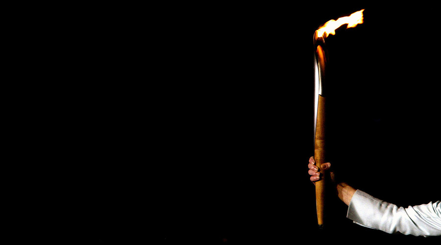 Spectator attempts to snatch ‘cursed’ Olympic torch from Brazilian relay (VIDEO)