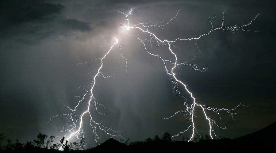 Train derails in dazzling Chicago lightning storm (PHOTOS, VIDEO)