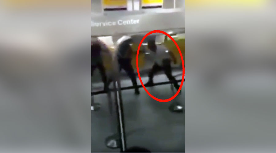 Delayed passenger loses it, batters Frankfurt airport police at check-in desk (VIDEO)