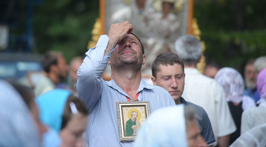 Thousands join Kiev Holy Cross procession for peace despite threats & provocation attempts