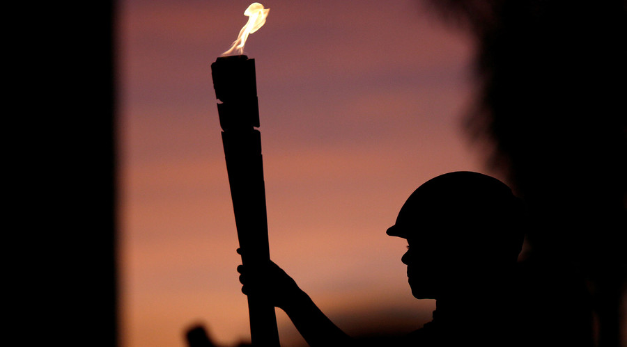 Police tackle protesters over Olympic torch relay disruption in Rio (VIDEO)