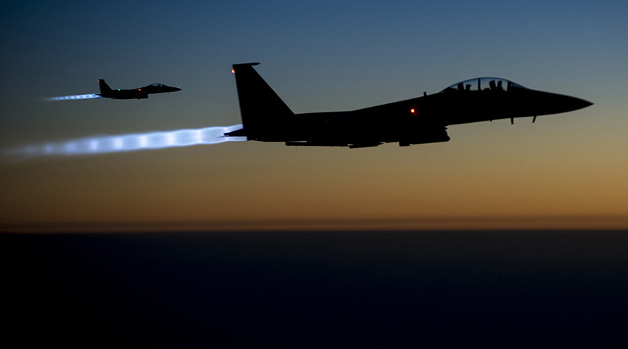 File photo: A pair of U.S. Air Force F-15E Strike Eagles fly over northern Iraq after conducting airstrikes in Syria © U.S. Air Forces
