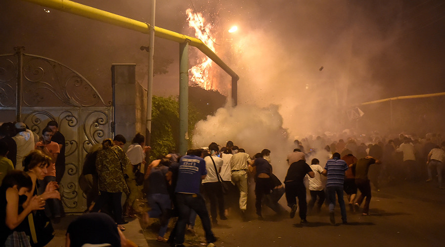 60 injured as Yerevan police disperse protesters from besieged police station (PHOTO, VIDEO)