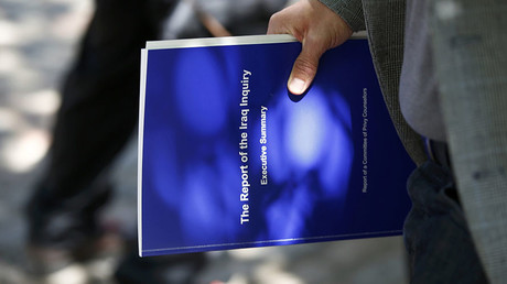 A man holds a copy of the executive summary of The Report of the Iraq Inquiry, by John Chilcot, at the Queen Elizabeth II centre in London, Britain July 6, 2016. © Peter Nicholls