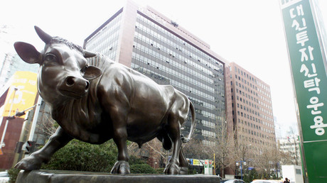 A bull statue is displayed in the financial district of Seoul © Reuters