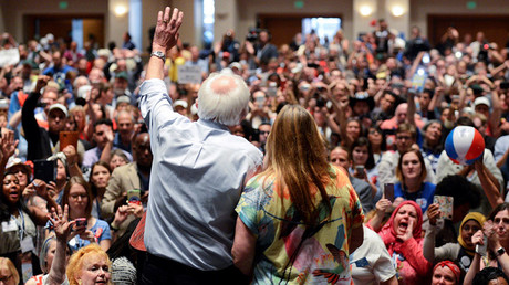Senator Bernie Sander, standing with his wife Jane Sanders, waves farewell to his electoral delegates gathered at the Convention Center during the Democratic National Convention in Philadelphia, Pennsylvania, U.S., July 25, 2016. © Bryan Woolston