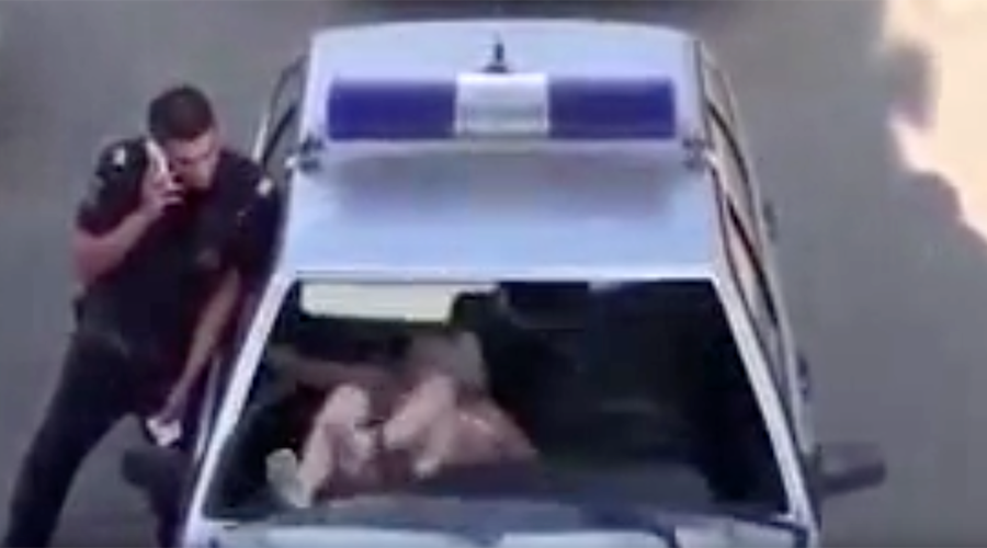 Drunken bikini-clad woman kicks out police car windscreen in failed escape attempt (VIDEO)