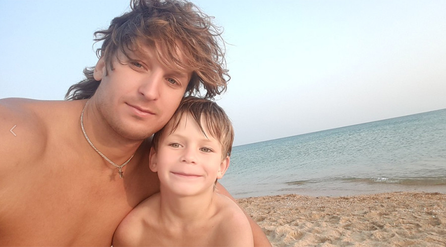 Hero sportsman risks life to rescue family swept out to open sea