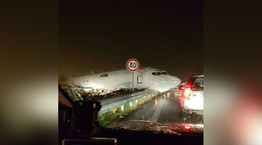 DHL plane crashes on road after overshooting runway at Italian airport (PHOTOS, VIDEO)