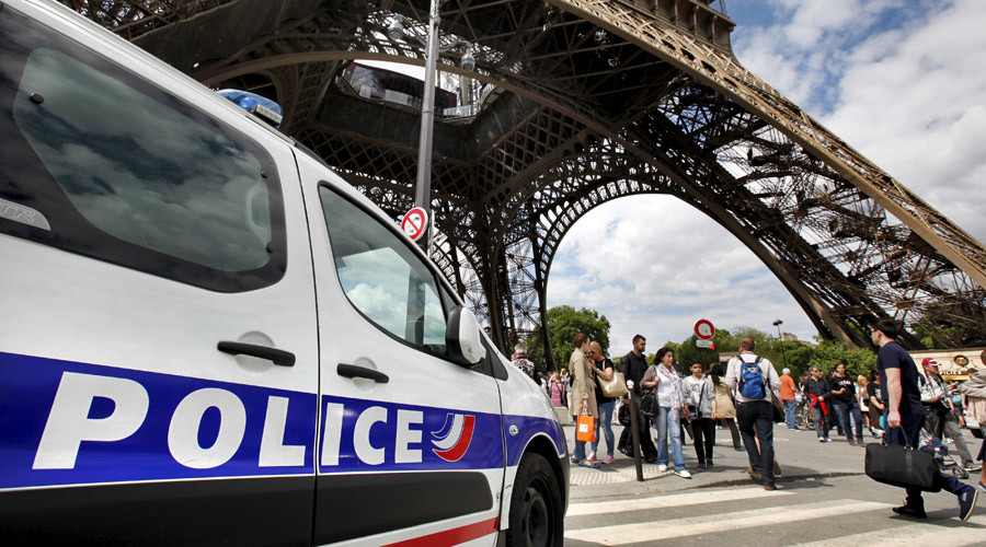 Abandoned luggage sparks evacuation at Eiffel Tower