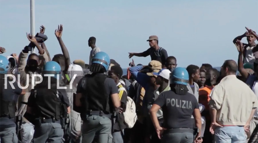 Over 100 migrants clash with police, break through Italy-France border (VIDEO)