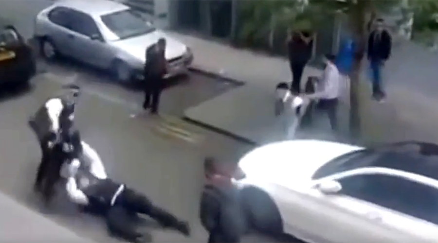 London police officers attacked by gang of youths (VIDEO)