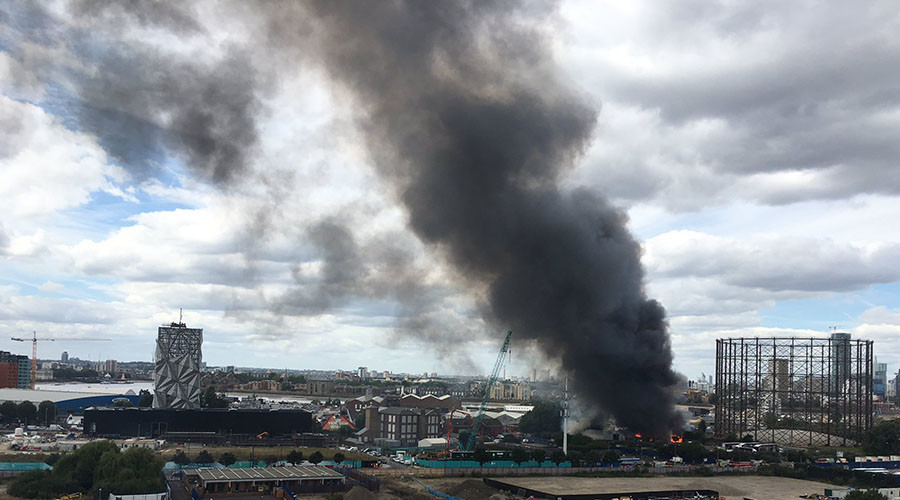 London’s burning: Firefighters scramble to tackle 2 major blazes