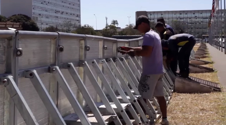 Brazil opts for wall to keep pro- & anti-Rousseff protests apart (VIDEO)