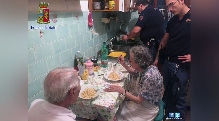 Secret ingredient: Humanity… Italian cops cook pasta for crying elderly couple (PHOTOS)