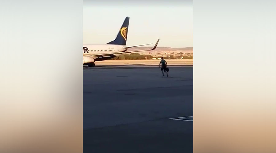 Nothing could stop this man from making his flight (HILARIOUS VIDEO)