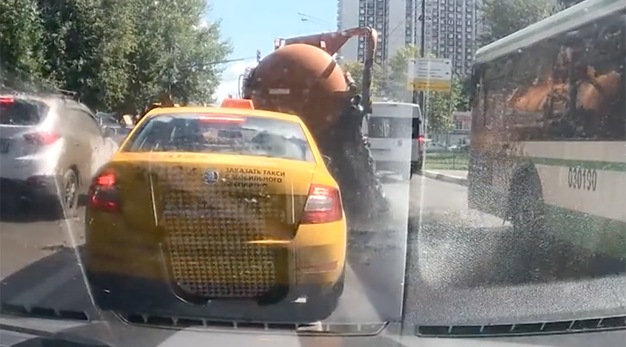 Full of s**t: Watch how this sewage truck exploded all over Moscow street