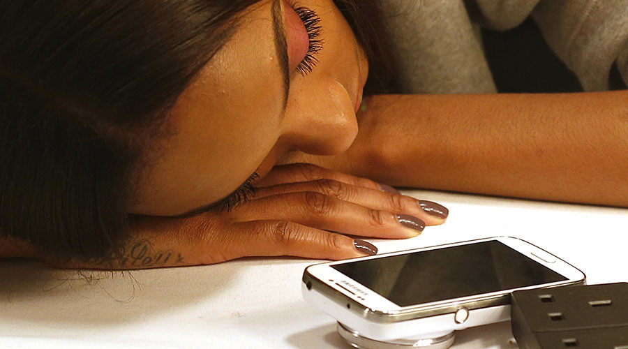 Gadget-addicted Swedes claim it’s now safe to read off of smartphone in bed