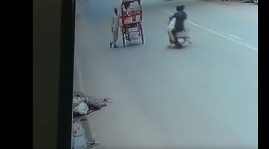 Man hit by truck ignored by 140 cars, 82 rickshaws, 181 bikers, 45 pedestrians (VIDEO)