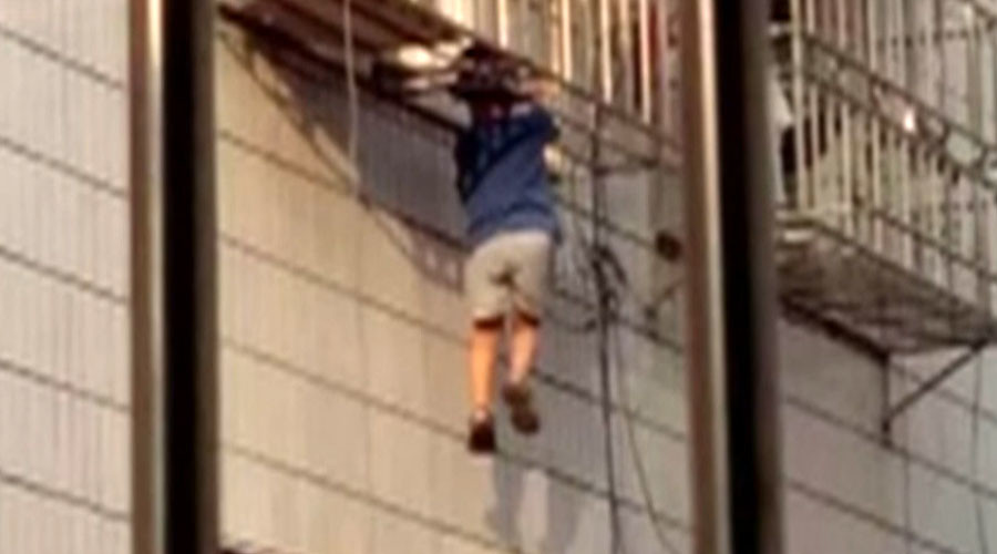 Chinese Spiderman: Passerby scales building to save kid from 6th floor plunge (VIDEO)