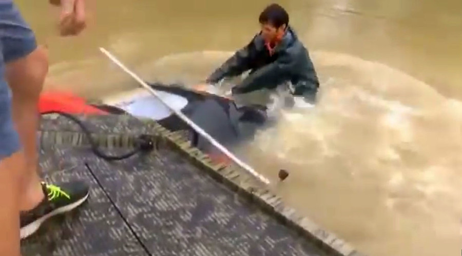 ‘We’re coming!’: Baton Rouge rescuers race to woman & dog drowning in submerged car (VIDEO)