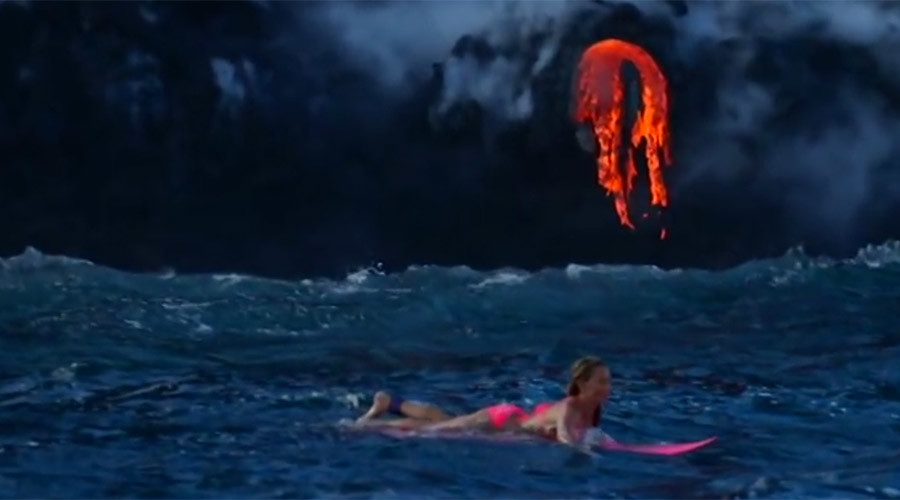 Adventurer surfs meters from lava-spewing volcano in Hawaii (VIDEO)