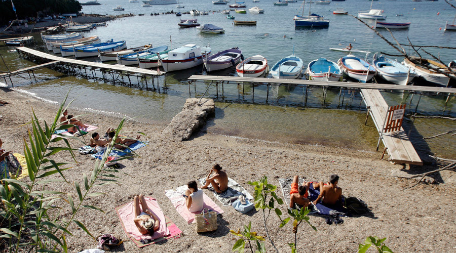 People sunbath on a beach in the French southeastern city of Juan les Pins, near Antibes © Jean Christophe Magnenet