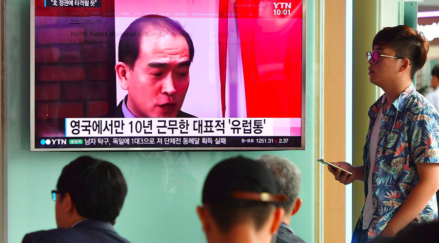 People watch a television news broadcast showing file footage of Thae Yong-Ho, North Korea's deputy ambassador to Britain, at a railway station in Seoul on August 18, 2016. © Jung Yeon-JE