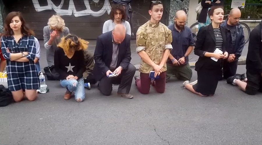 Praying protester knocks out passerby during ‘peaceful’ church demonstration (VIDEO)