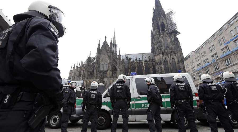 German riot police stand in front of the Cologne Cathedral in Cologne, Germany.© Vincent Kessler