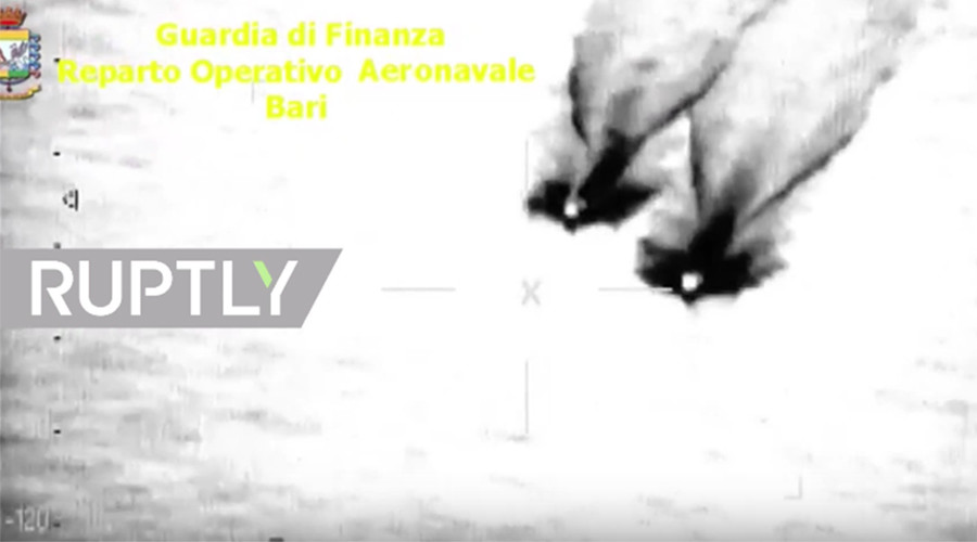Dramatic speed boat chase after drug traffickers in Italy ends in one arrest & one escape (VIDEO)