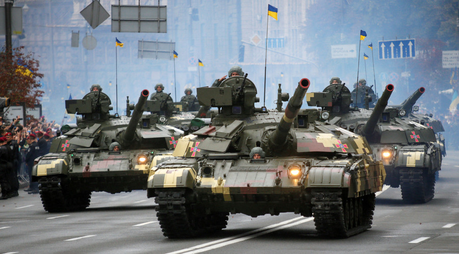 Ukrainian T-64 tanks drive during Ukraine's Independence Day military parade in central Kiev, Ukraine, August 24, 2016. © Valentyn Ogirenko