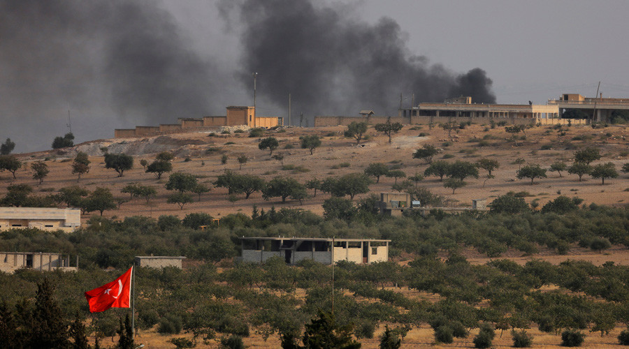 Smoke rises from the Syrian border town of Jarablus as it is pictured from the Turkish town of Karkamis, in the southeastern Gaziantep province, Turkey, August 24, 2016. © Umit Bektas