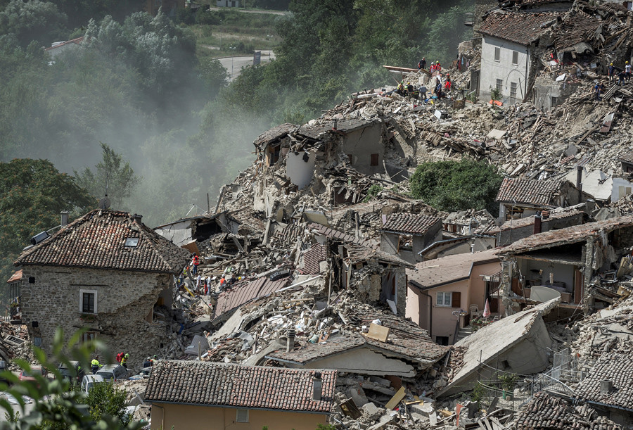 Rescuers work following an earthquake in Pescara del Tronto, central Italy, August 24, 2016. © Adamo Di Loreto